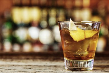 Sazerac - konyak veya yapı yöntemi ile karıştırılır, viski dayalı klasik alkollü kokteyl, malzemeleri cam bir shake kullanmanıza gerek kalmadan doğrudan içinde karıştırılır