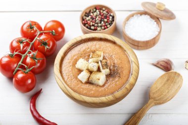 kraker, Beyaz ahşap zemin üzerinde bir ahşap plaka ile çorba gaspaço. yalan domates ve baharat