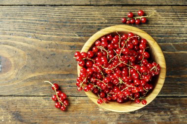 ahşap arka plan bir ahşap plaka üzerinde taze kırmızı kuş üzümü. tex için yer