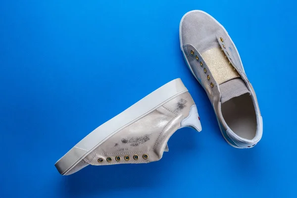 Zapatillas Nuevas Para Mujer Sobre Fondo Azul Espacio Para Texto —  Fotos de Stock