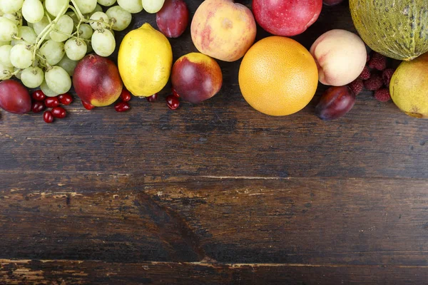 Fundo Frutas Com Frutas Exóticas Fundo Madeira Marrom Desintoxicação Frutas — Fotografia de Stock