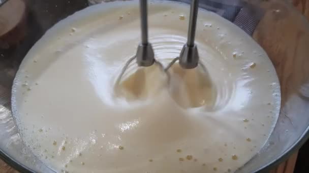 A keverő gyorsan fordul a lemez egy folyékony tészta, a tojás és a tej. Krém vagy palacsinta készítése — Stock videók