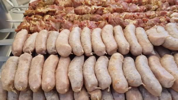 Raw sausages and shish kebab — Stock Video