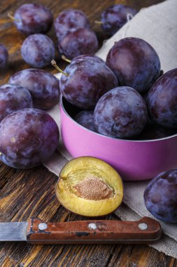 ahşap arka plan üzerinde bir tencerede olgunlaşmış erik. bir vitamin içeceği veya reçel erik ile hazırlanıyor