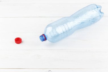 bir beyaz tahta adam su için boş plastik şişe