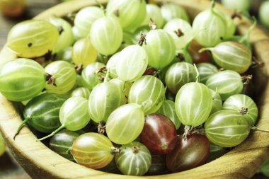 Olgun Bektaşi üzümü closeup bir plaka üzerinde ahşap bir adam