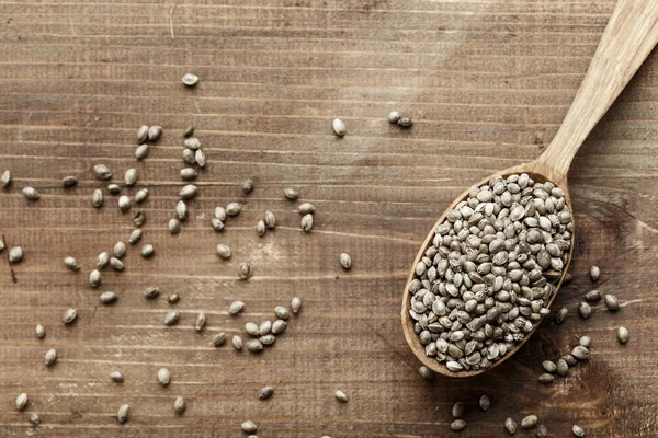 rustik bir tahta kaşık tex ahşap, bir alan içinde kenevir tohumu