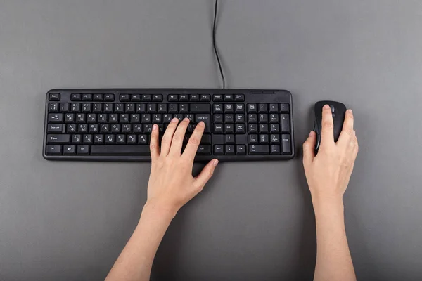 Duas Mãos Femininas Teclado Trabalho Escritório Equipamento Escritório Espaço Para — Fotografia de Stock