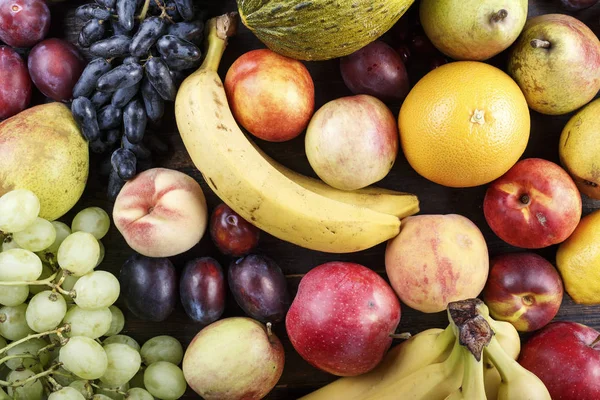 bir arka plan olarak farklı meyve için metin yerleştirin. parlak yaz adam