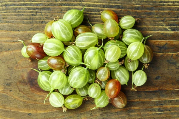 ahşap bir adam üzerinde dağınık olgun Bektaşi üzümü yakın çekim