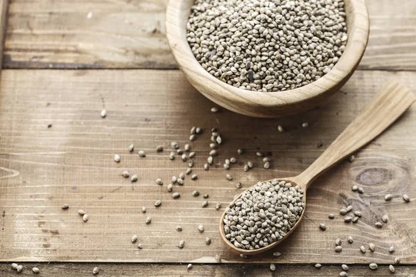 kenevir tohumu bir tabak ve kaşık ahşap zemin, tex için alan