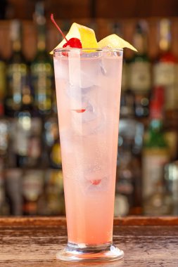 Yüksek cam buz, nar şurubu, ROM ve suyu bir kokteylle. Menüsü metnini 