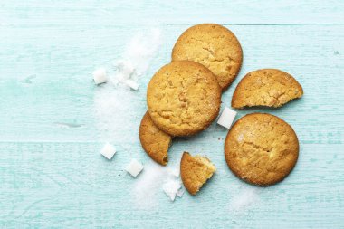 ev yapımı kurabiye ve mavi ahşap arka plan, tex için alan üzerinde dağınık şeker