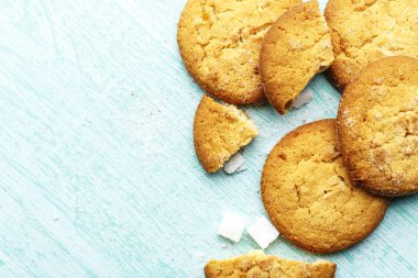 ev yapımı kurabiye ve mavi ahşap arka plan, tex için alan üzerinde dağınık şeker