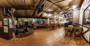 Akşamları Konuklar için oturma bir sürü boş Restoran. Müzik kulübü, şehrin gece hayatı. Kiev. 14 Mart. 2018