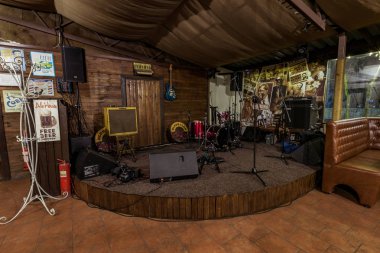 Restoranlar, gece hayatı, canlı performanslar kulüpte boş sahnede. Kiev. 14 Mart. 2018