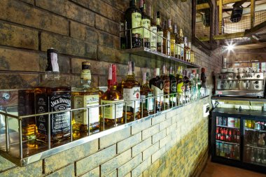 alkol Bar şişe. Bir restoran veya bir gece kulübünde alkol satışı. Kiev. 14 Mart. 201