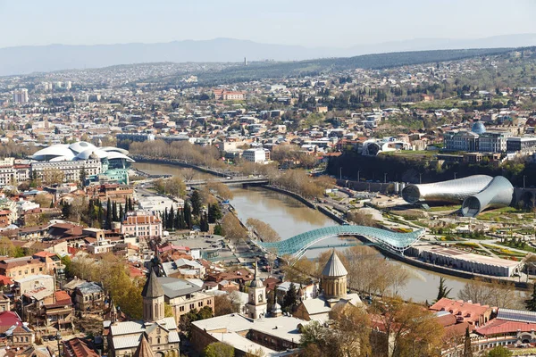 世界之桥是格鲁吉亚首都第比利斯 Kuru 河上的一座行人天桥 顶部视图 日视图 2017年4月17日格鲁吉亚 — 图库照片