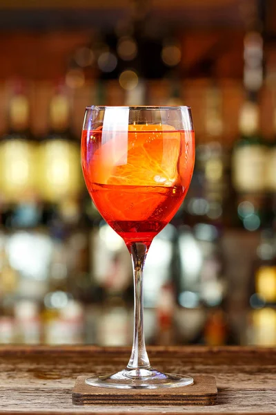 Aperol tentür, köpüklü şarap ve soda ile İtalyan Aperatif. Metin için yer