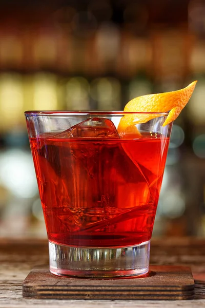 Tarifi Negroni yemek pişirmek için. Cin, campari ve martini rosso ile klasik tarifin. Restoran barda kokteyl açıktır