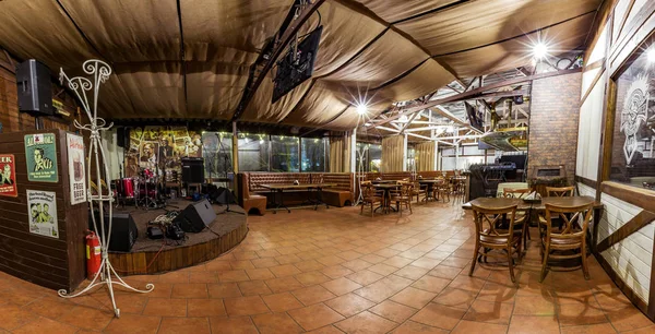 Akşamları Konuklar için oturma bir sürü boş Restoran. Müzik kulübü, şehrin gece hayatı. Kiev. 14 Mart. 2018