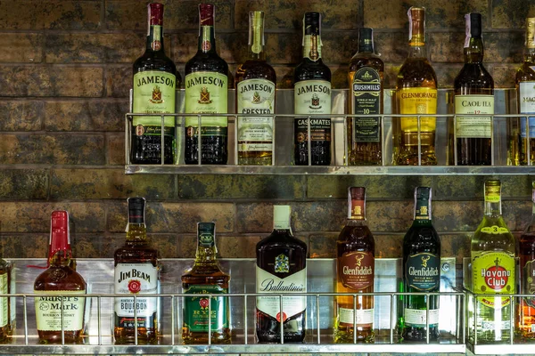 alkol bar şişe. Bir restoran veya bir gece kulübünde alkol satışı. Kiev. 14 Mart 201