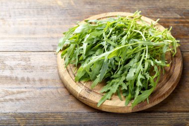 ahşap zemin, tex için alan üzerine doğranmış taze rucola salata