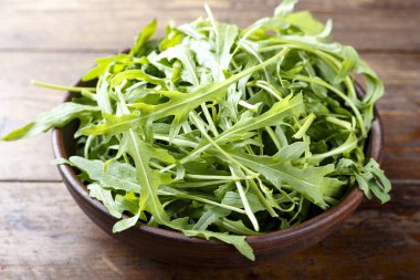 ahşap zemin, tex için alan üzerine doğranmış taze rucola salata