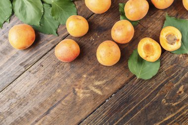 ahşap arka plan, tex için alan üzerinde dağınık olgun kayısı