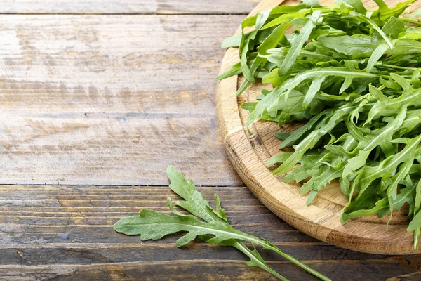 Färsk Rucola Sallad Högg Trä Bakgrund Utrymme För Tex — Stockfoto