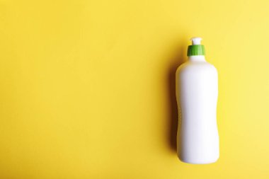 Sarı bir arka plan, tex için alan üzerinde deterjan