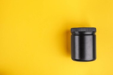 Güzellik ürün parlak bir arka plan üzerinde siyah plastik olabilir. tex için yer
