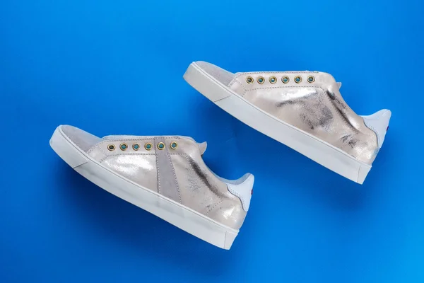 Zapatillas Nuevas Para Mujer Sobre Fondo Azul Espacio Para Texto —  Fotos de Stock