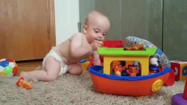 Bebek bezi çocuk yerde çalış