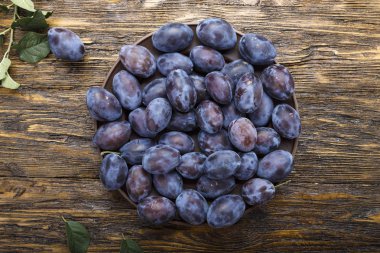 ahşap bir masa, üstten görünüm üzerinde sulu Erik. tex için yer