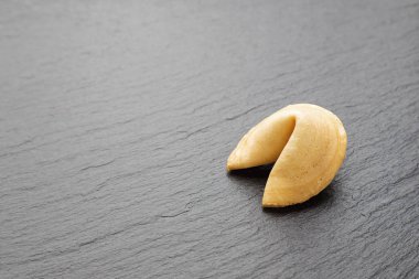 Fal kurabiyesi bir siyah arduvaz arka plan üzerinde kapalı. tex için yer