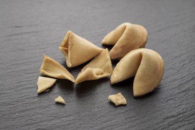 Fal kurabiyesi açık ve siyah arduvaz zemin ufalanmış. tex için yer