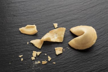 Fal kurabiyesi açık ve siyah arduvaz zemin ufalanmış. tex için yer