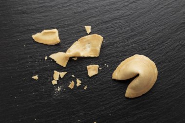 Fal kurabiyesi açık ve siyah arduvaz zemin ufalanmış. tex için yer