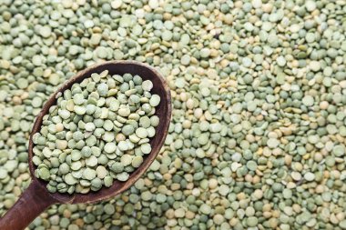 Kuru yeşil bezelye arka plan olarak dağılmış. baklagiller besleyici yemekler hazırlanması. tex için yer