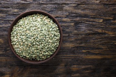 bir tabak bir ahşap zemin üzerine yeşil elmanın yarısı. top vie