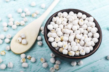 mavi ahşap arka plan üzerinde ham kahverengi nohut. tex için yer