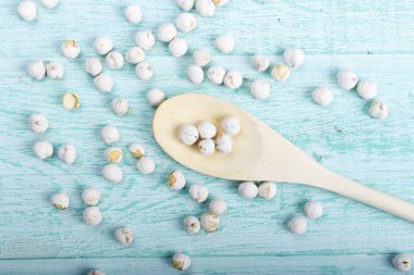 mavi ahşap arka plan üzerinde ham kahverengi nohut. tex için yer