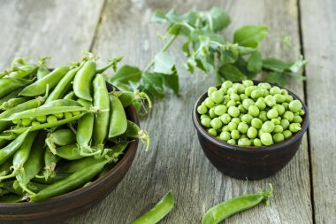 bezelye temizlenmiş ve bakla ahşap bir adam üzerinde