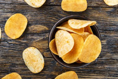 patates ahşap arka plan bir plaka üzerinde fiş ve dağınık. geleneksel bir aperatif için bira. önemsiz foo