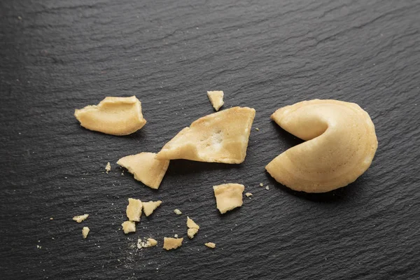 Fal kurabiyesi açık ve siyah arduvaz zemin ufalanmış. tex için yer