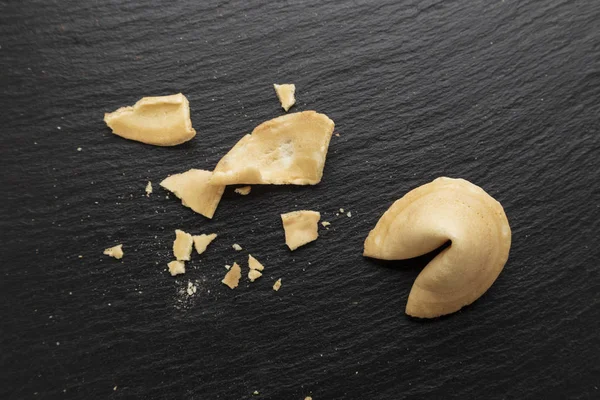 Fal kurabiyesi açık ve siyah arduvaz zemin ufalanmış. tex için yer