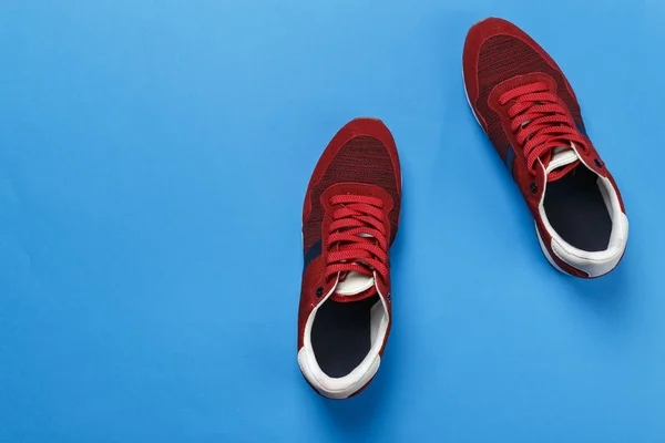 Червоні Чоловічі Кросівки Синьому Фоні Повсякденне Взуття Поза Модою Місце — стокове фото