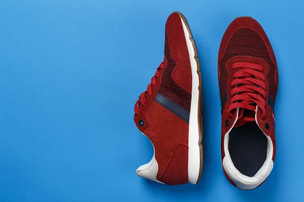 Baskets Rouges Pour Hommes Sur Fond Bleu Chaussures Décontractées Sont — Photo