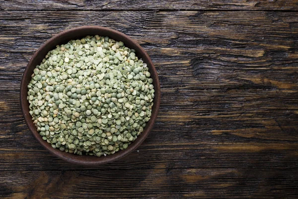 bir tabak bir ahşap zemin üzerine yeşil elmanın yarısı. top vie